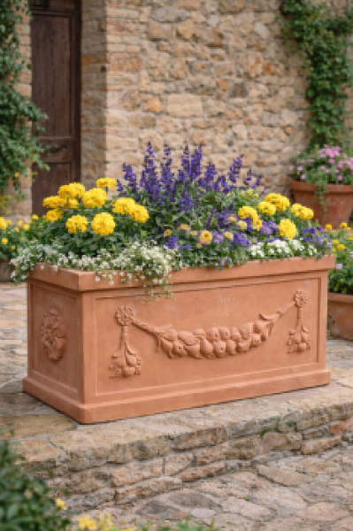 Klassischer rechteckiger Terracottakasten aus Impruneta mit Ranke